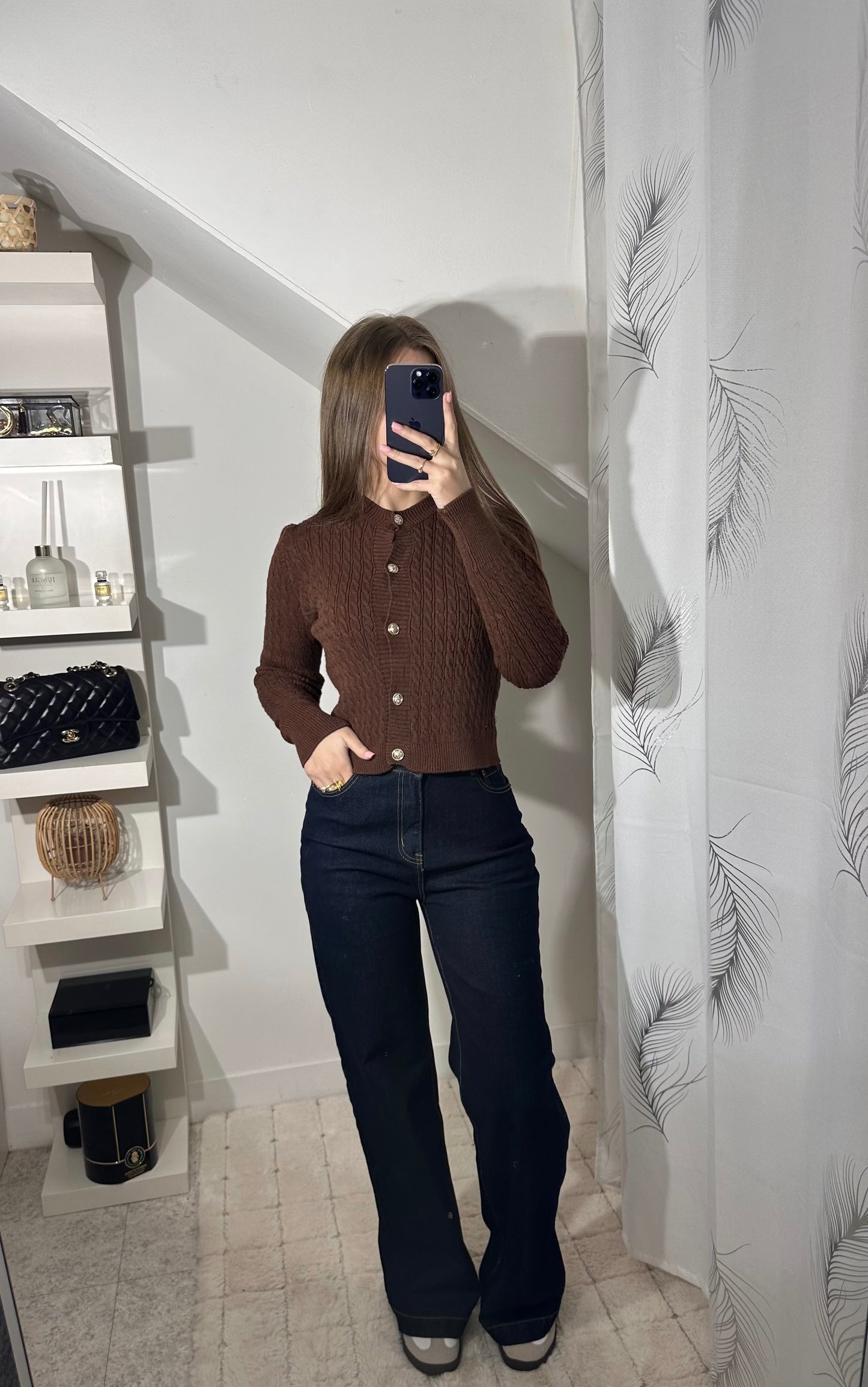 Pull marron à bouton dorée