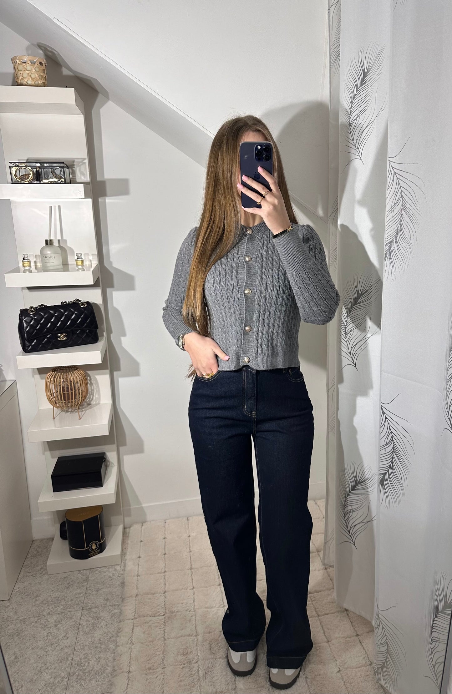 Pull gris foncé à bouton dorée
