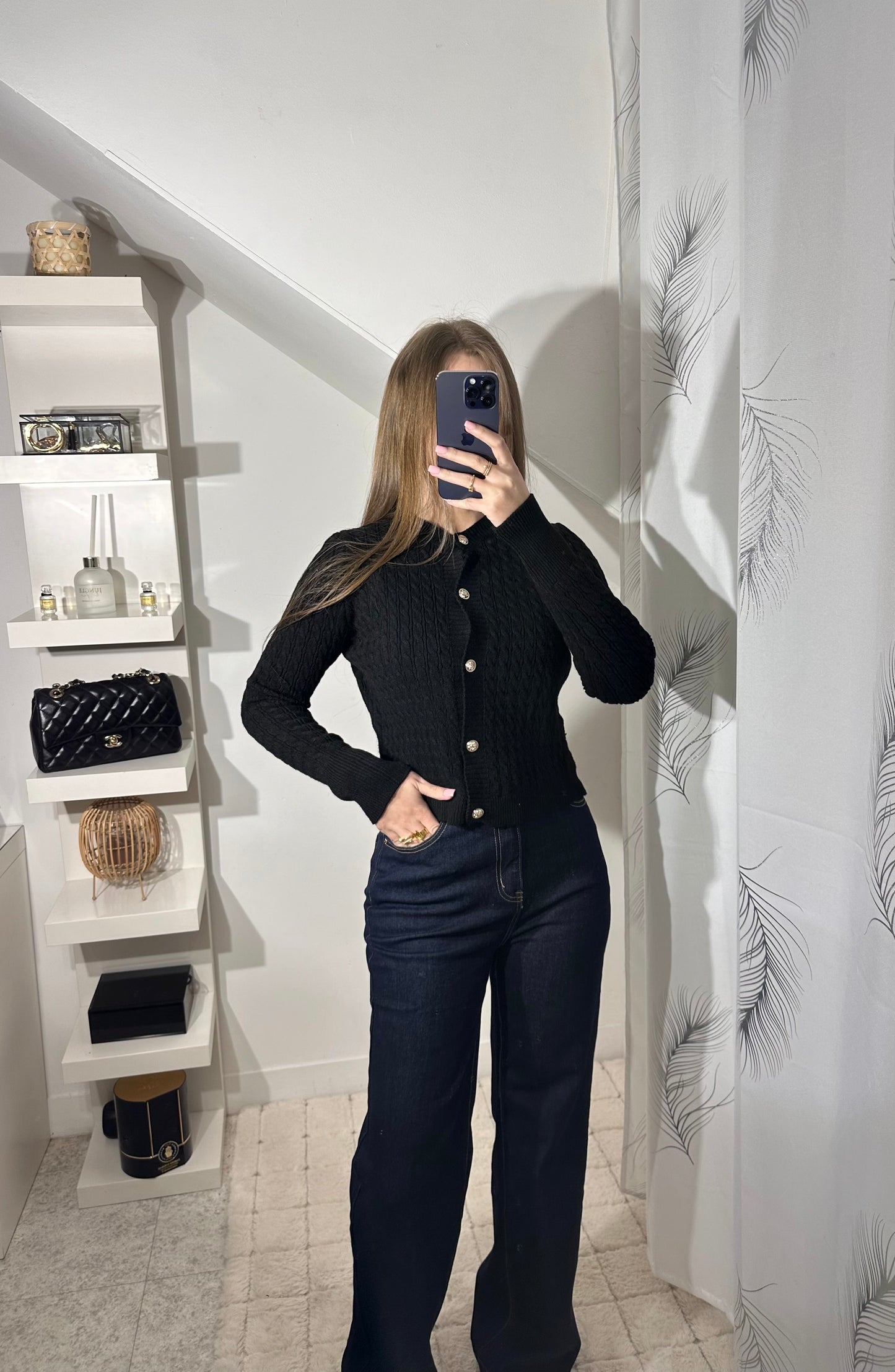 Pull noir à bouton dorée