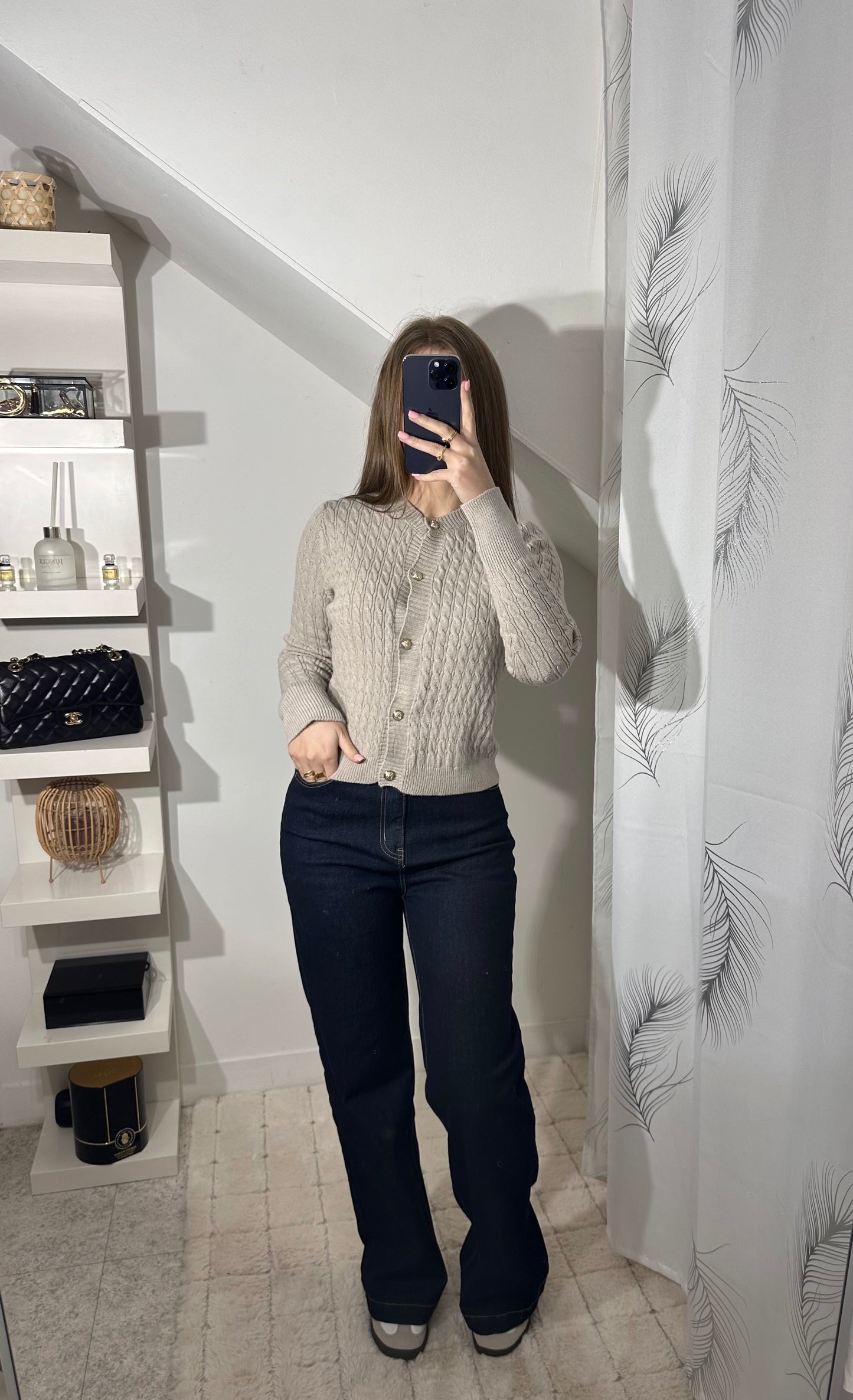 Pull beige à bouton dorée