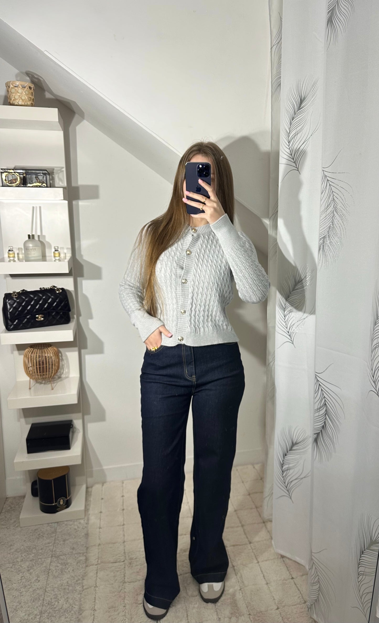 Pull gris claire à bouton dorée